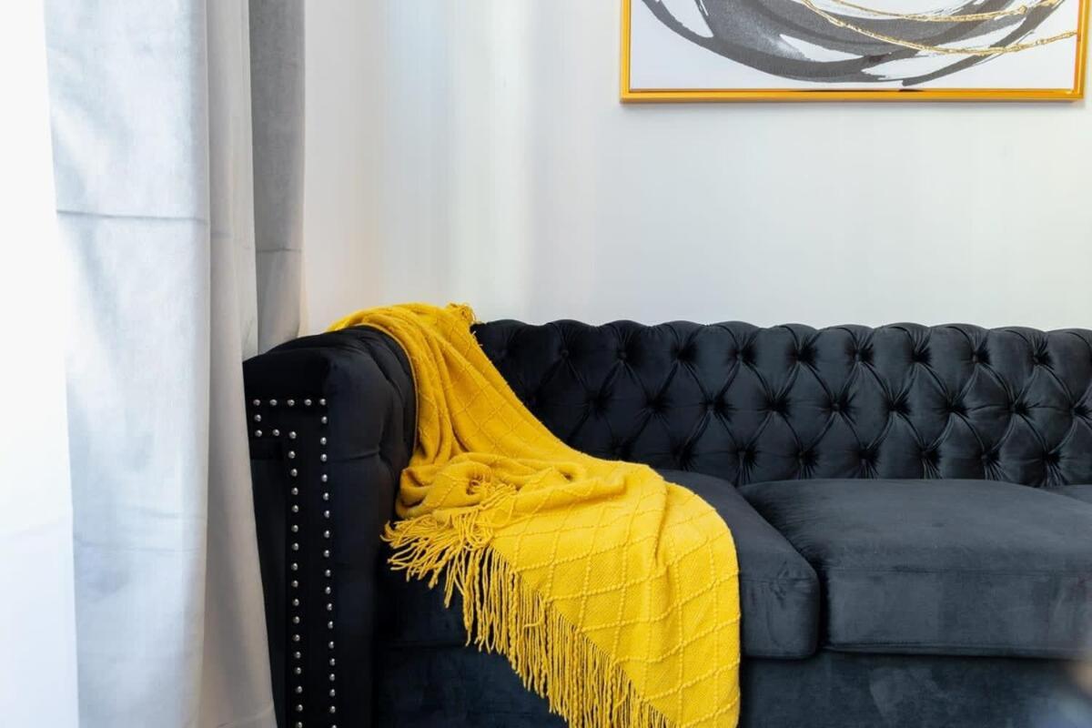 E10-1 Designer East Village Townhouse 1br Apartment