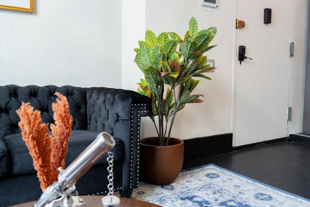 E10-1 Designer East Village Townhouse 1br Apartment
