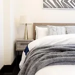 E10-1 Designer East Village Townhouse 1Br