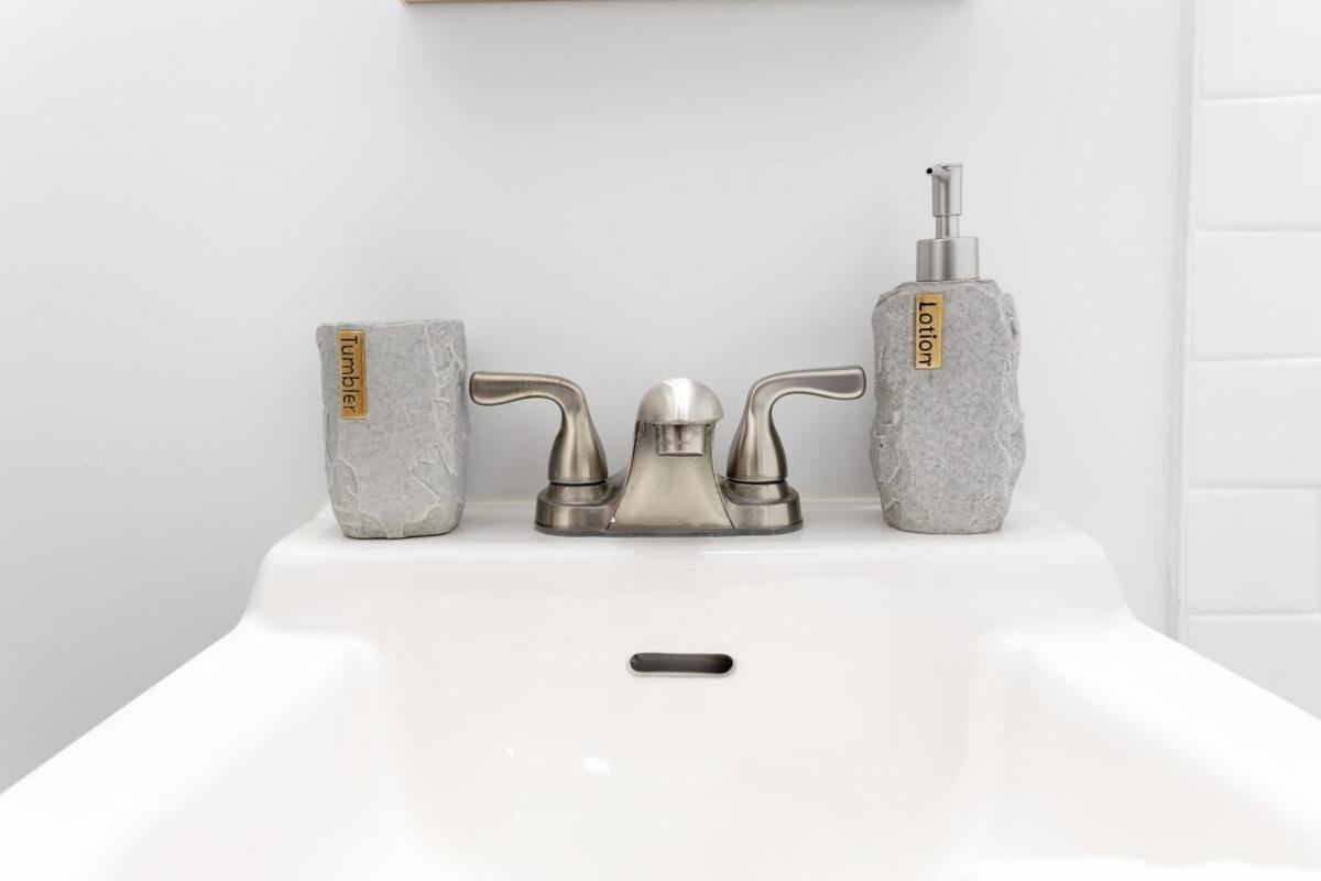 E10-1 Designer East Village Townhouse 1br Apartment *