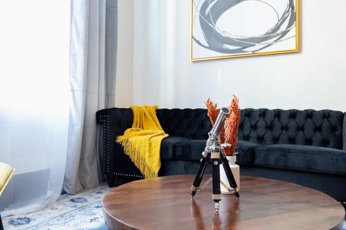 E10-1 Designer East Village Townhouse 1br *