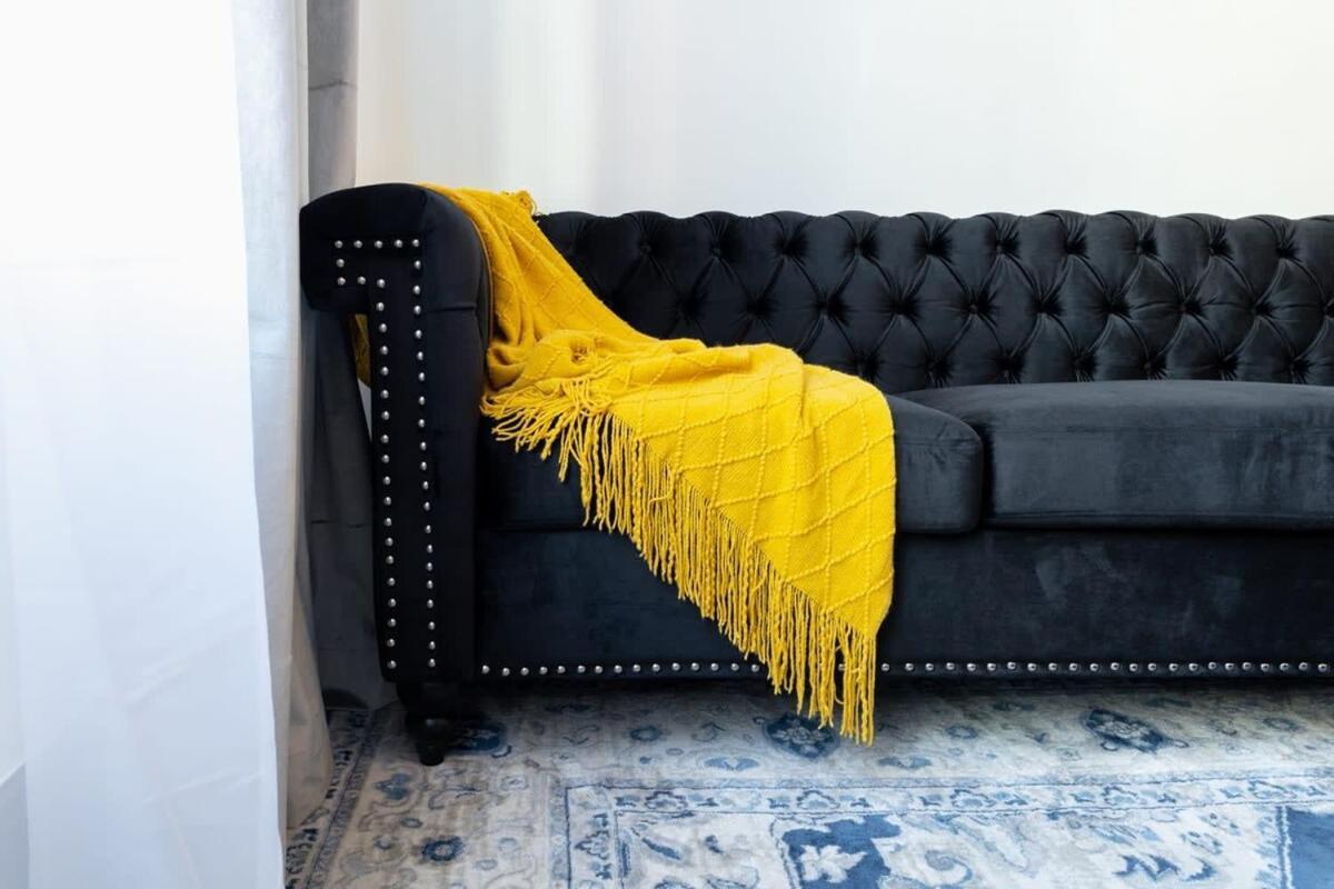 E10-1 Designer East Village Townhouse 1br Apartment *