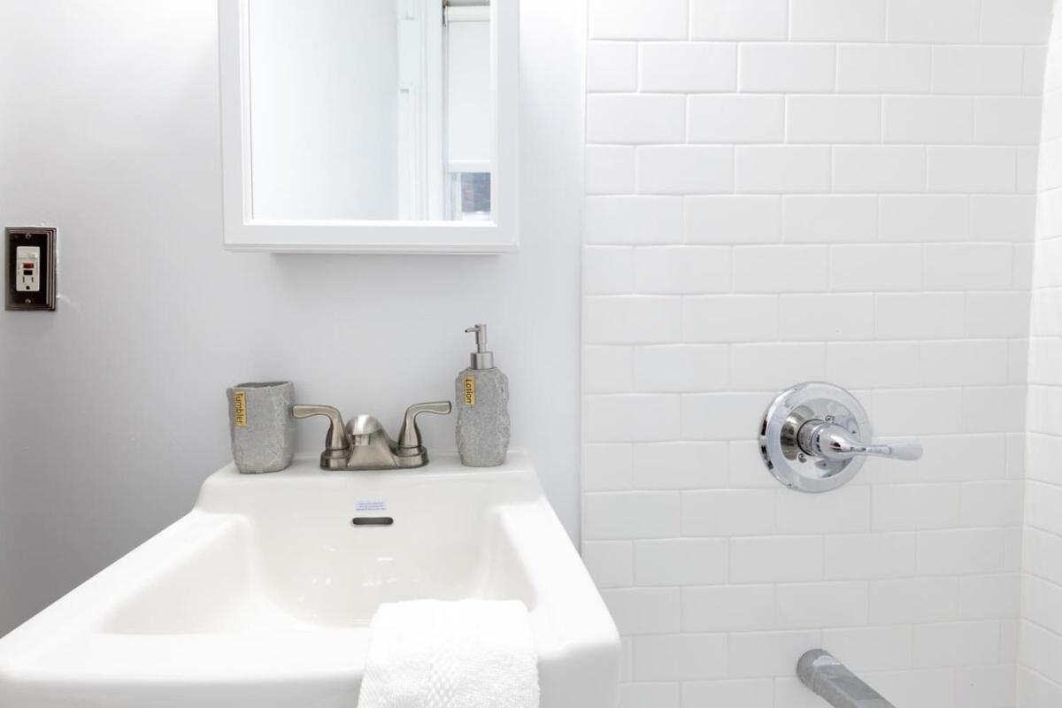 E10-1 Designer East Village Townhouse 1br *