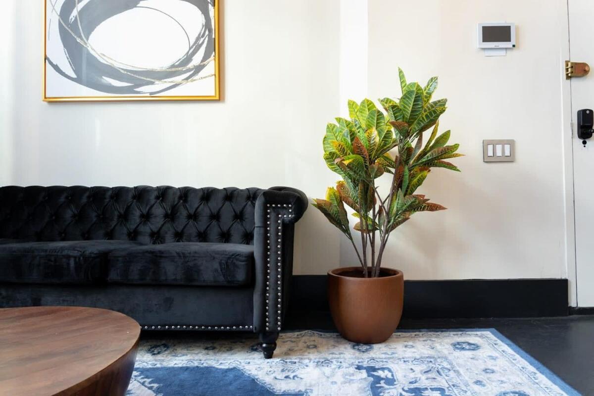 E10-1 Designer East Village Townhouse 1br Apartment