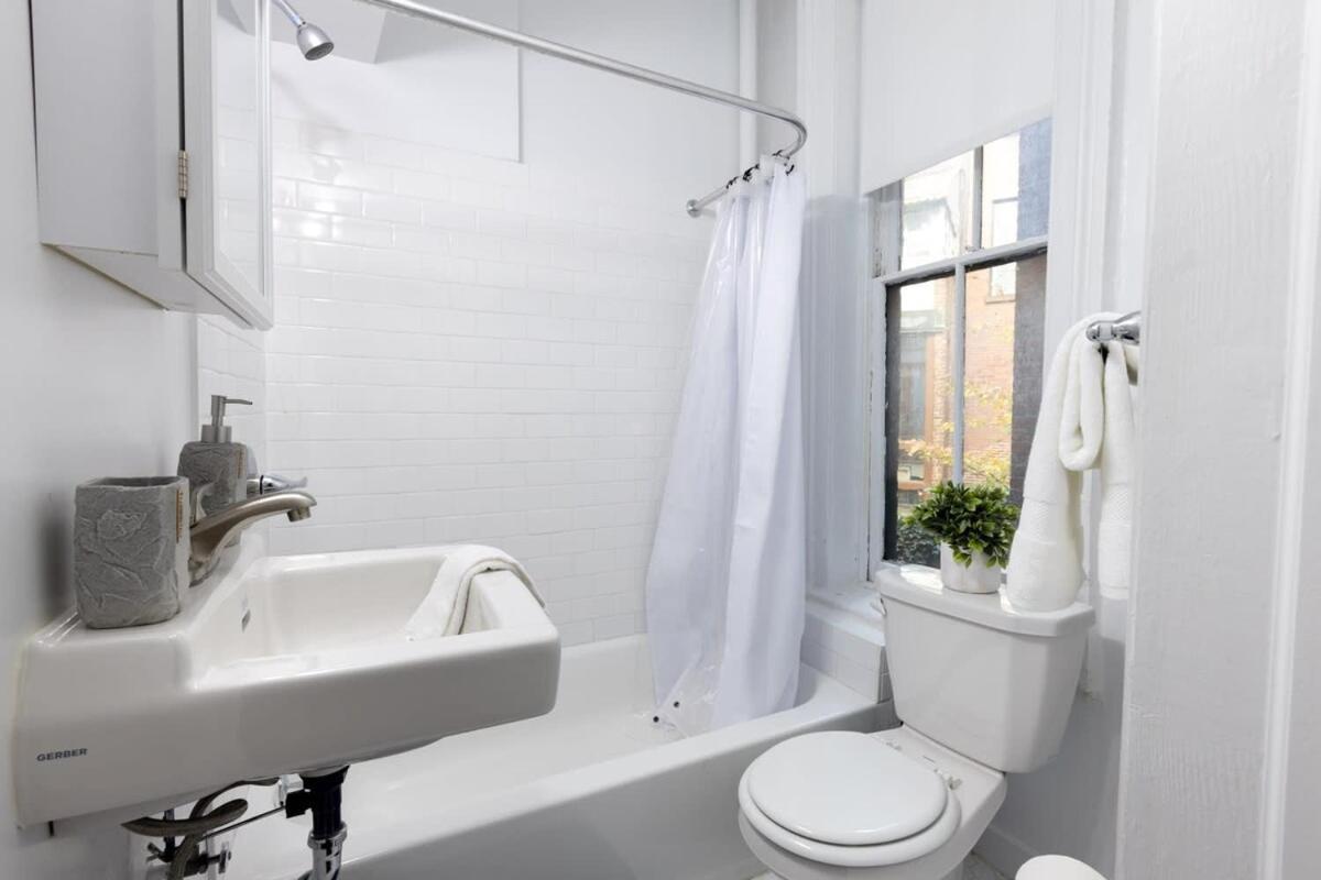 E10-1 Designer East Village Townhouse 1br