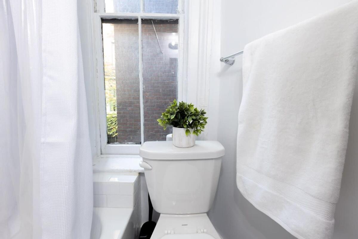 E10-1 Designer East Village Townhouse 1br *