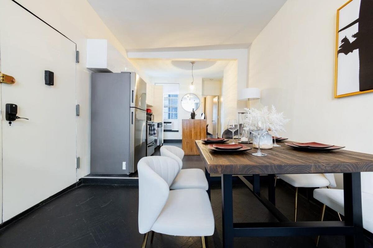 E10-1 Designer East Village Townhouse 1br Apartment