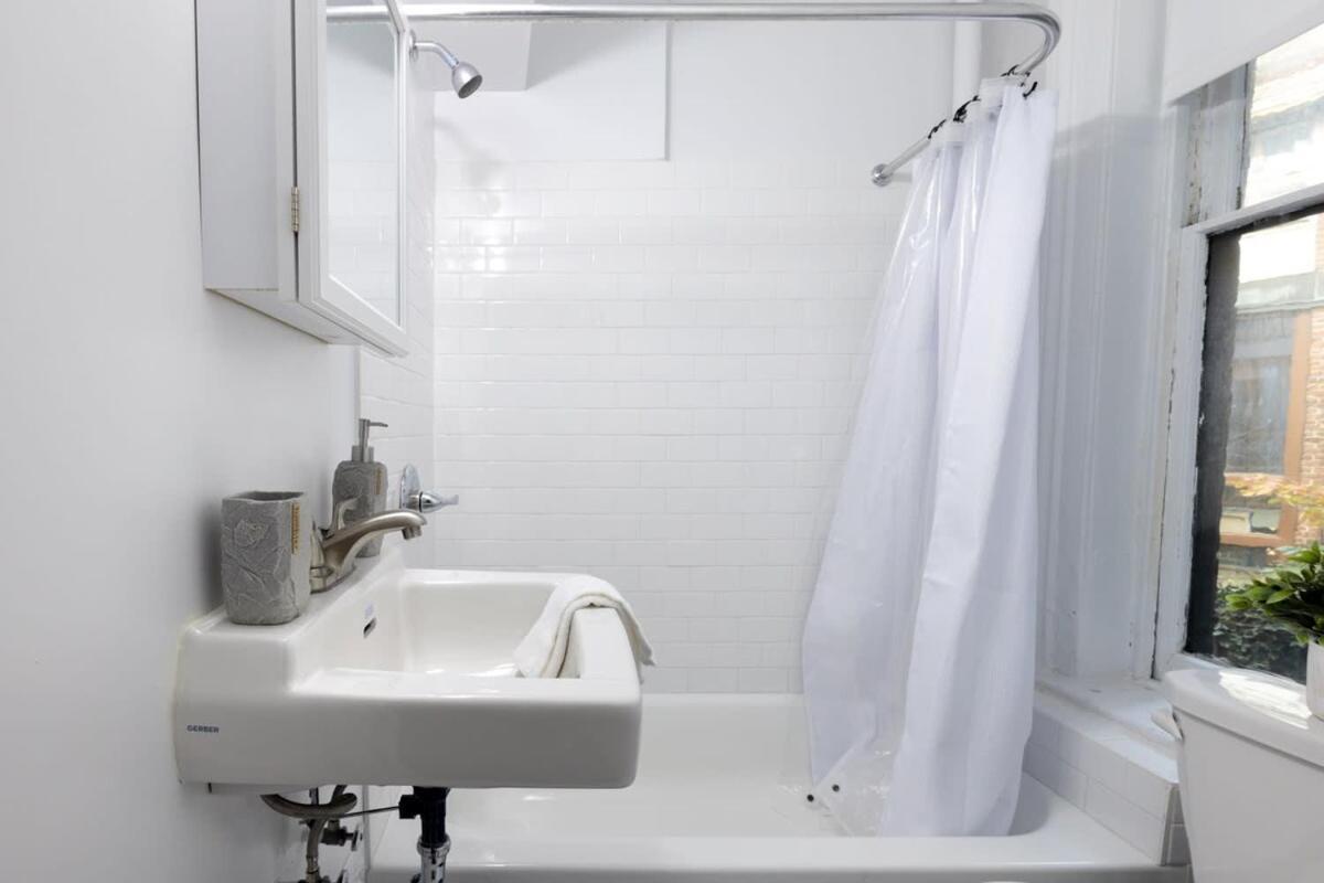 E10-1 Designer East Village Townhouse 1br Apartment *